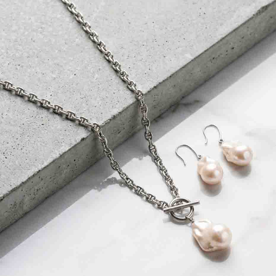 Collar de perlas negras de agua dulce redondas y ovaladas de 20"