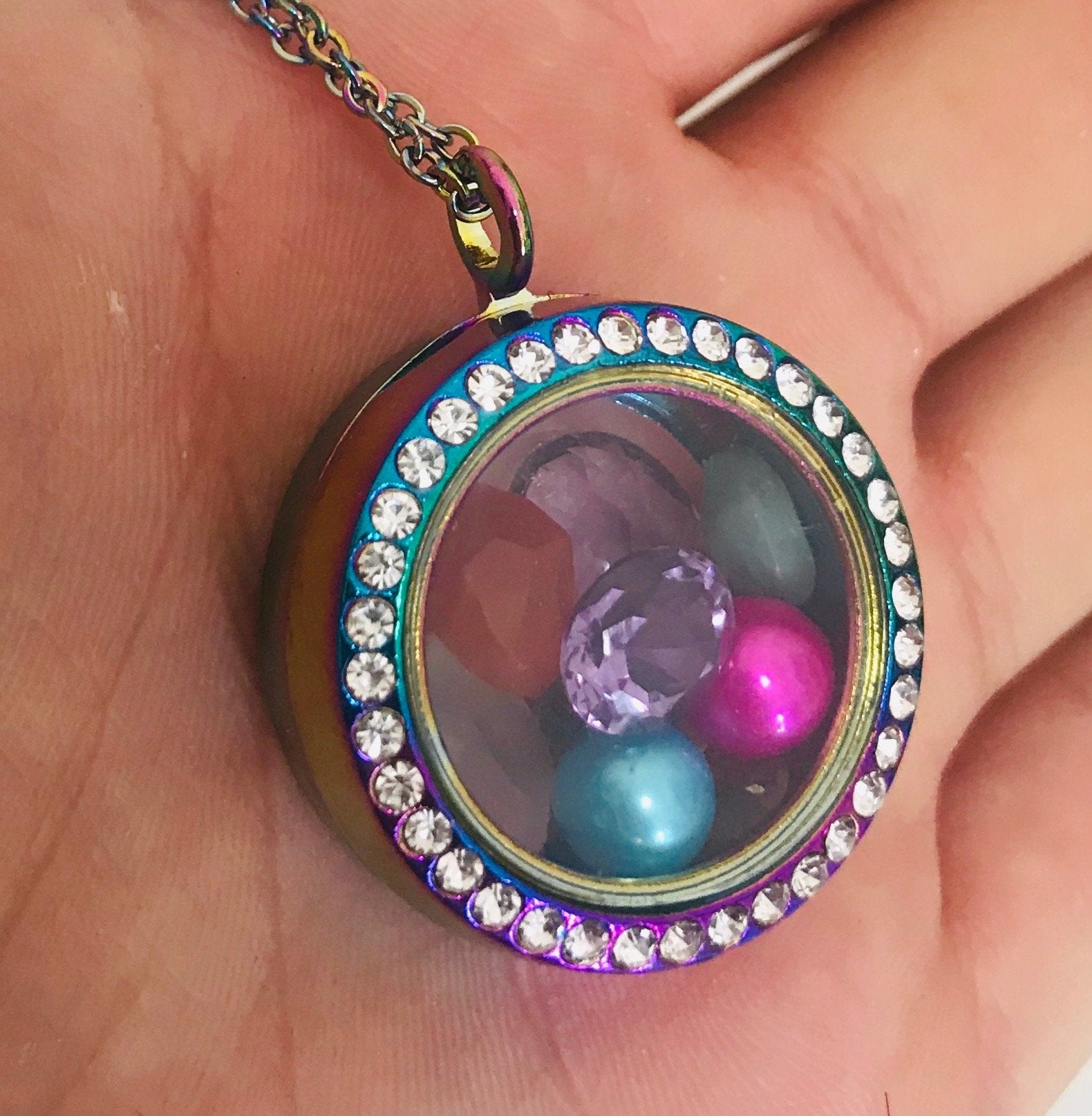 Relicario magnético de cristal chapado en arcoíris con cadena de 18"Relicario magnético de cristal con diamantes de imitación