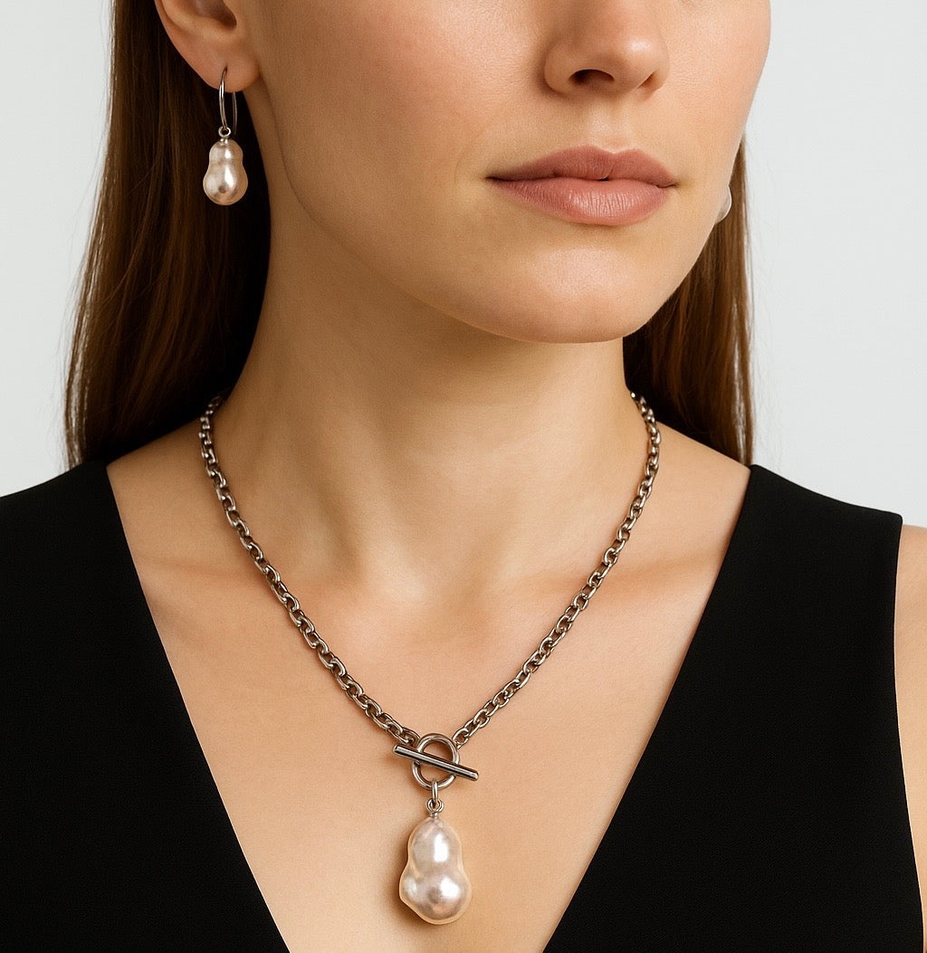 Collar de perlas negras de agua dulce redondas y ovaladas de 20"