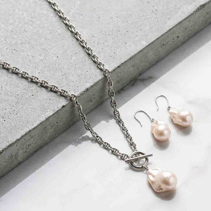 Collar de perlas negras de agua dulce redondas y ovaladas de 20"