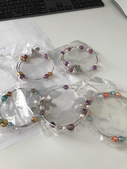 Paquete de 5 pulseras con dijes y colgantes de perlas de colores